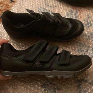Womens EU size 41 US9.5 Pearl Izumi black bike cleat shoea